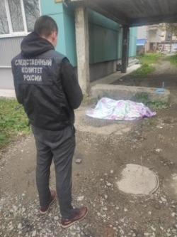 Труп 40-летнего мужчины обнаружили на улице в Южно-Сахалинске
