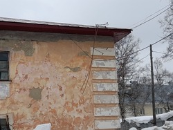 Очевидец: ограждение крыши чуть не убило троих детей, сломавшись под массой снега