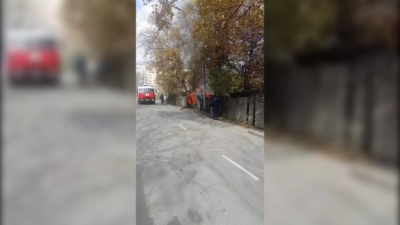 В центре Южно-Сахалинска в прохожих полетели куски шифера от вспыхнувшего сарая