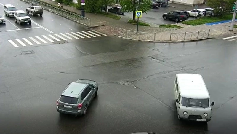 В ДТП с машиной медслужбы в Южно-Сахалинске пострадала девушка