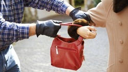 Неизвестный вырвал сумку у 50-летней женщины в Охе