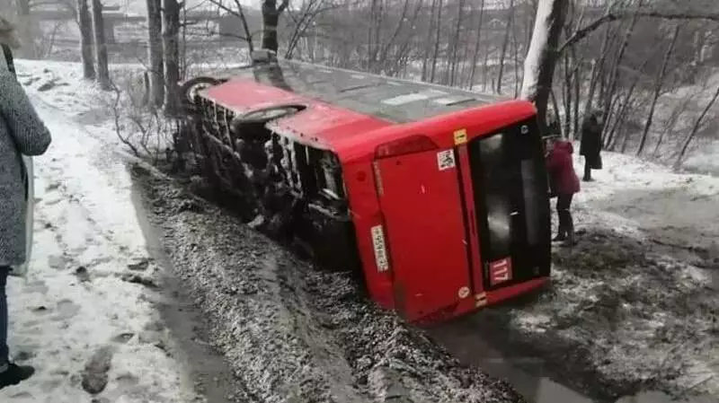 Две пассажирки перевернувшегося на Сахалине автобуса получили серьезные травмы
