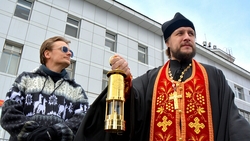 Сахалин встретил благодатный огонь из Иерусалима