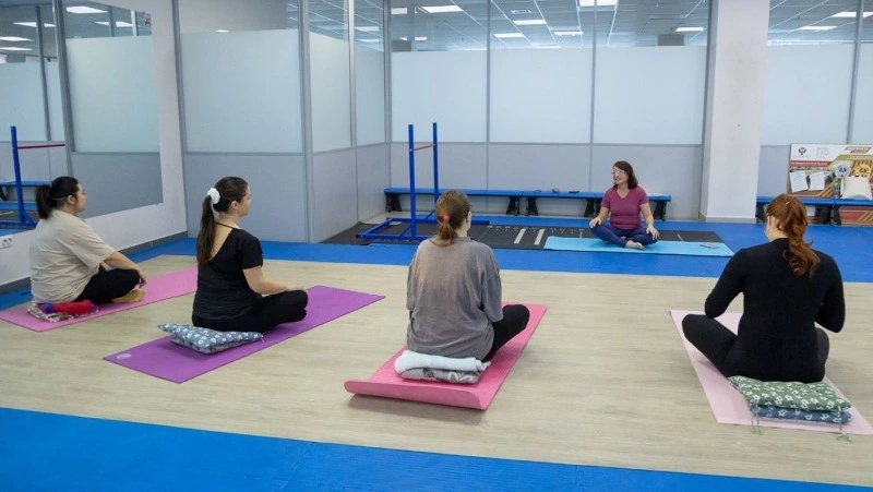 В гармонии и спокойствии: для будущих мам Южно-Сахалинска проводят бесплатные занятия по йоге