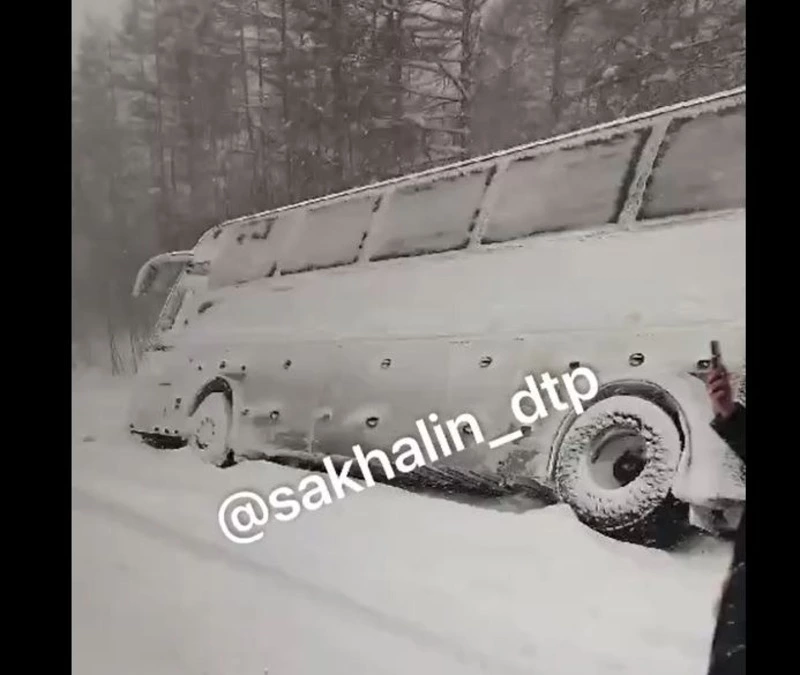 Прокуратура Сахалинской области организовала проверку по факту съезда рейсового автобуса с трассы
