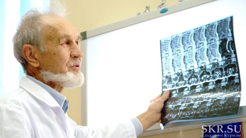 Старейшему нейрохирургу Сахалина Анатолию Кутовому исполнилось 80 лет