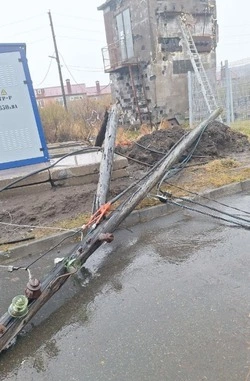 Рухнувшая опора ЛЭП привела к отключению света на Парамушире