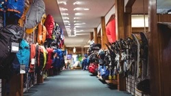 Сахалинец снял антикражные бирки и вынес из магазина спортивную одежду