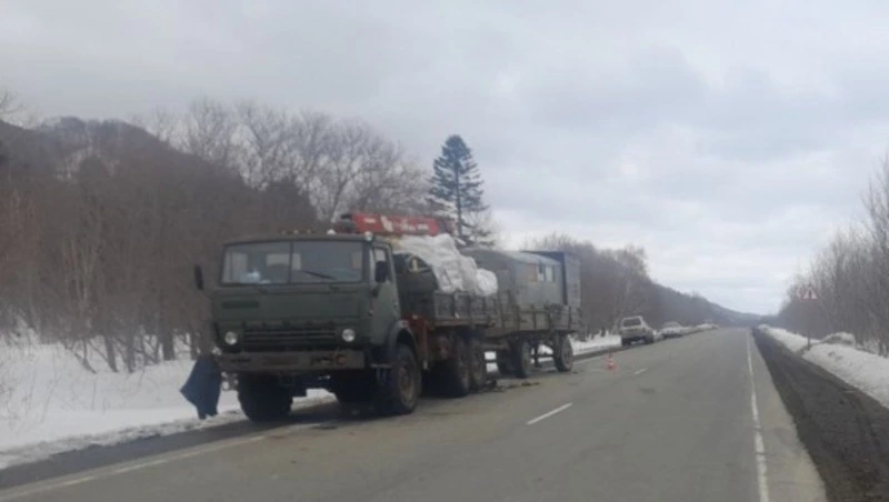 Водитель Nissan Caravan влетел в КамАЗ в Макаровском районе