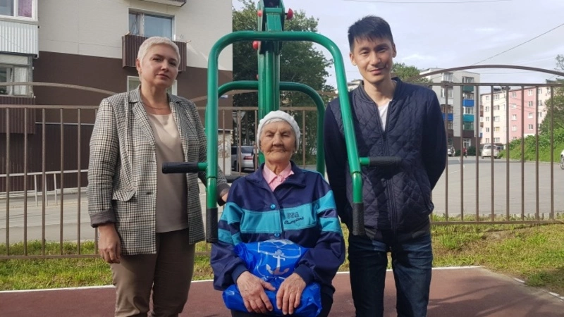 90-летняя сахалинка отжимается и проходит восемь кругов по стадиону