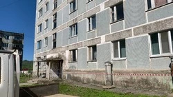 Вещи жильцов дома, на который рухнула стена, сложат в спортзале школы Быкова