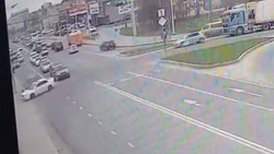 Hondа «подставилась» под «Прадик» на улице Ленина в Южно-Сахалинске