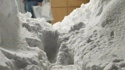 «Рожать в театре»: сахалинцы в ярости из-за нерасчищенного прохода к перинатальному центру 