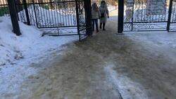 Ледяные тротуары в парке подпортили сахалинкам праздничное настроение