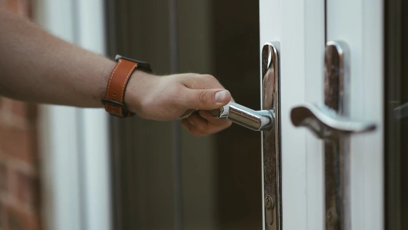 Житель Сахалина проник в чужую квартиру и похитил у хозяев телефон