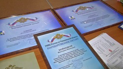 Двоих подростков наградили за спасение людей из пожара в Углезаводске