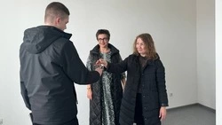 Трое молодых поронайцев из числа сирот получили ключи от квартир