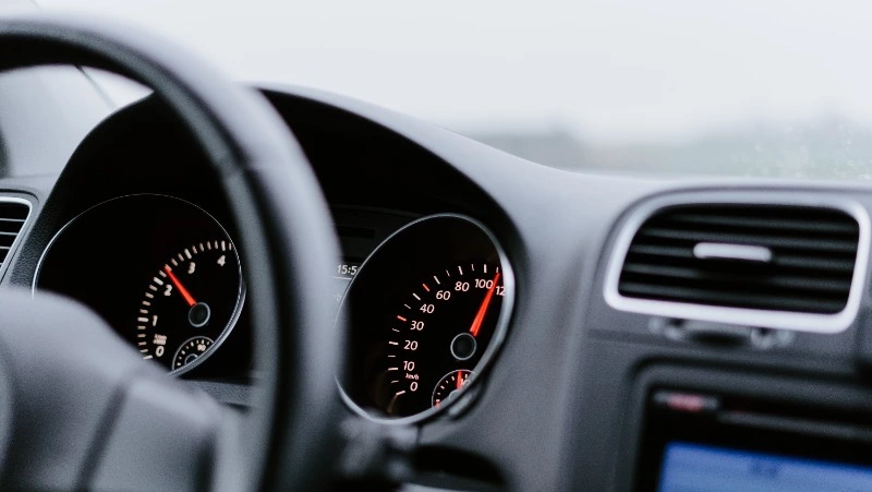 Сахалинка угнала автомобиль спящего приятеля, врезалась в сугроб и сбежала