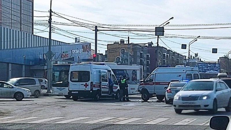Две машины скорой помощи столкнулись в центре Южно-Сахалинска