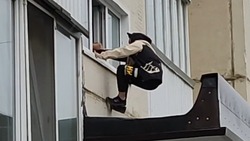 «Ничего нам не сделаете»: подростки прыгают с крыши подъезда в Южно-Сахалинске