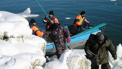 Льдину с рыбаками оторвало от берегового припая на юге Сахалина