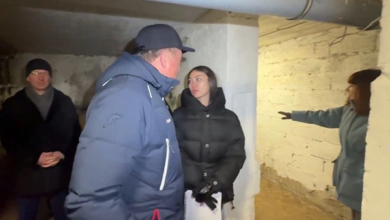 Валерий Лимаренко проверил состояние дворов и подвалов в Долинске после циклона