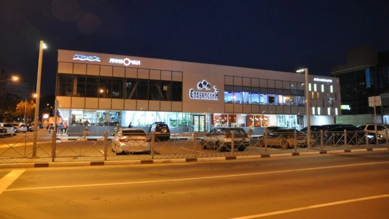 Чтобы урна появилась, нужно пожаловаться: южно-сахалинцев возмутило отсутствие мусорниц у ТЦ