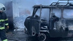 Двенадцать человек тушили кооперативный гараж в Поронайске 