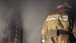 Огонь охватил крыльцо нежилого дома в Малокурильском 26 августа