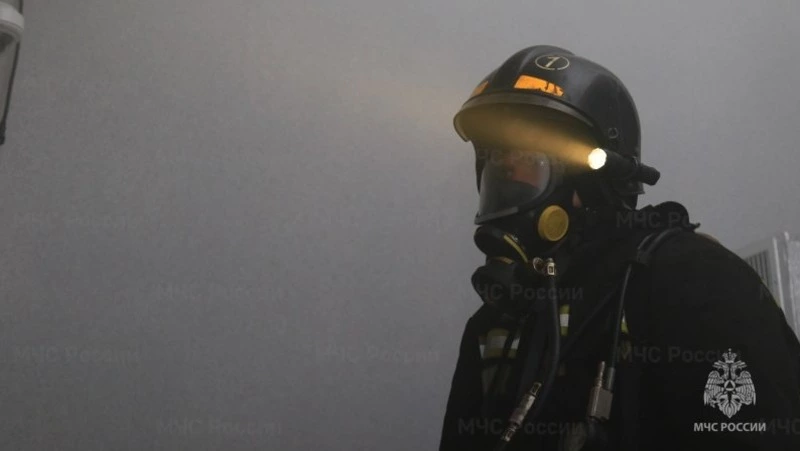  Пожарные впятером потушили гараж в Тымовском