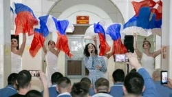 Сахалинские артисты и волонтеры поздравили бойцов в военном госпитале с Днем защитника Отечества