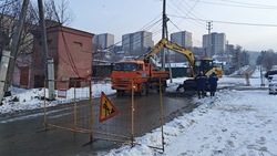 Движение ограничили на улице Горной в Южно-Сахалинске из-за работ на теплосетях