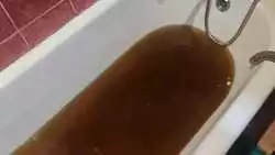 Черная вода льется из кранов на севере Сахалина. «Как кока-кола»