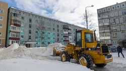 Последствия снежного циклона устраняют в Южно-Сахалинске