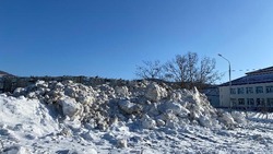 Жителей Южно-Сахалинска возмутили горы грязного снега возле школы № 22