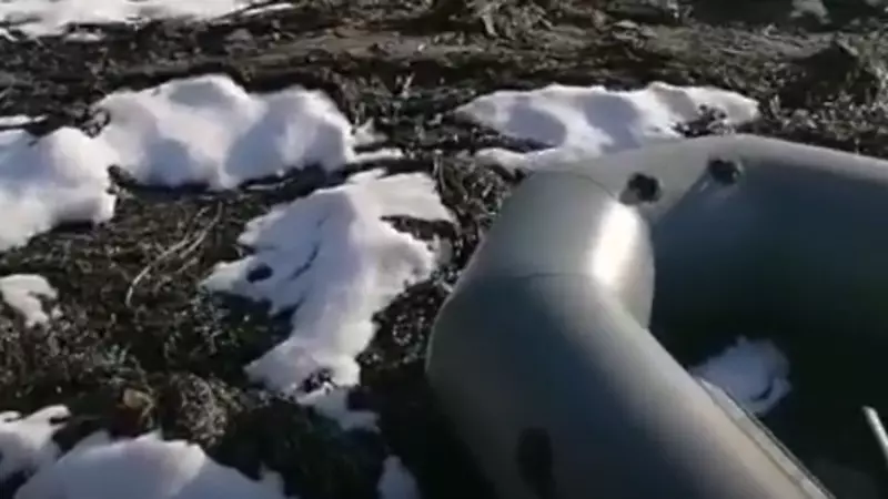 «Может, хозяин найдется»: сахалинцы нашли лодку без рыбаков в бухте Тихой