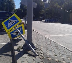 На перекрестке в Южно-Сахалинске упал дорожный знак     