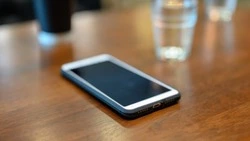 Мужчина украл 2 телефона за 10 тысяч рублей в кафе Южно-Сахалинска