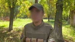 «Должен всегда иметь при себе»: солдат из зоны СВО показал боеприпасы и аптечку