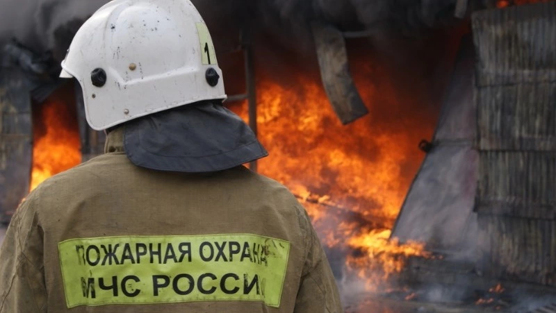 Огонь охватил сарай в Углегорске днем 13 августа