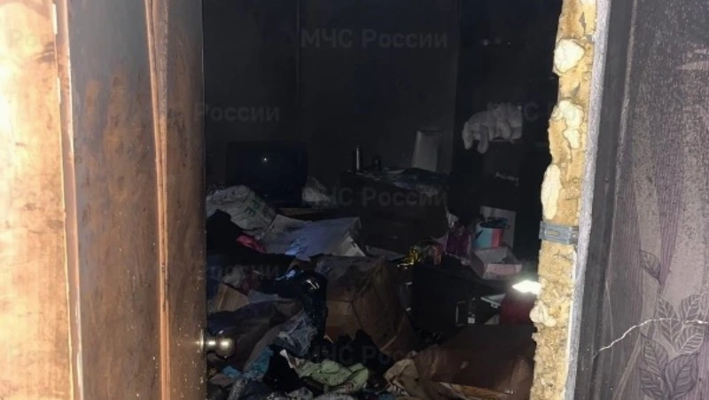 Замусоренная квартира загорелась в трехэтажке в Поронайске