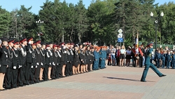 Сахалинские спасатели поздравили кадетов с Днем знаний