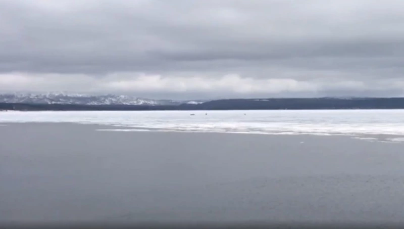 «На лодках»: растаявший припай не останавливает любителей зимней рыбалки на Сахалине