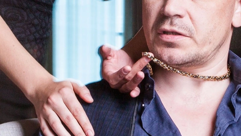 Женщина украла золотую цепь у знакомого с целью отпраздновать День Рождения в Холмске