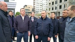 Трутнев проверил ход строительства гостиницы и ЖК в центре Южно-Сахалинска