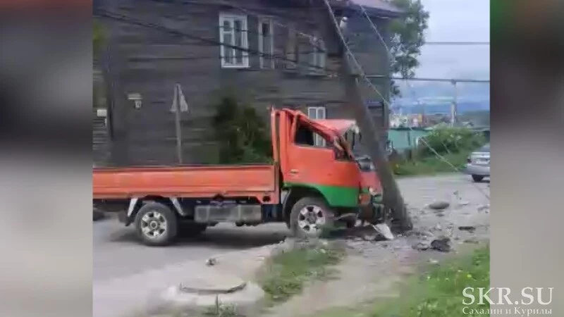 В Корсакове мужчина на грузовике разбил фонарный столб