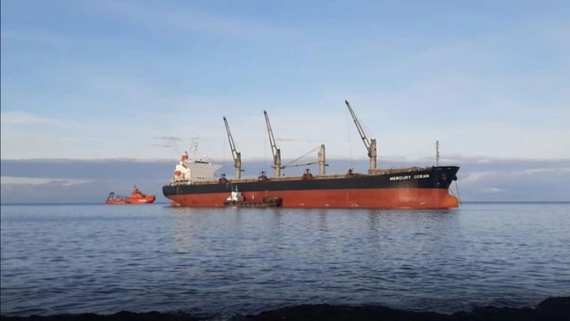 Священник окропил святой водой застрявшее у берегов Сахалина судно Mercury Ocean