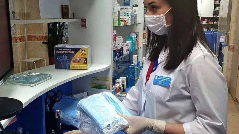 В поликлиники и аптеки Сахалина завезли медицинские маски