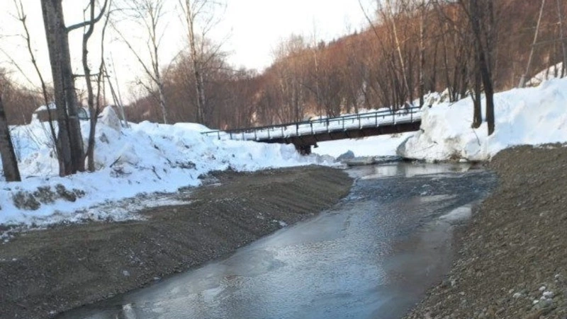 Реку Излучная расчистили благодаря нацпроекту в Долинском районе