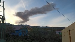 Вулкан на Курилах второй раз за неделю выбросил два километра пепла